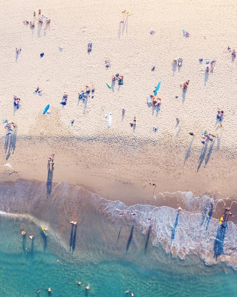As praias da Austrália já estão entre as favoritas de muitos surfistas e turistas que visitam o país anualmente. Já que a beleza da orla australiana é indiscutível, o fotógrafo Gabriel Scanu decidiu fazer uma série fotográfica, mas com um ângulo diferente: de cima. Usando um drone, no caso um DJI Phantom 3, ele começou a capturar imagens aéreas e começou a trabalhar na composição de suas imagens se aproveitando de texturas interessantes do terreno australiano.