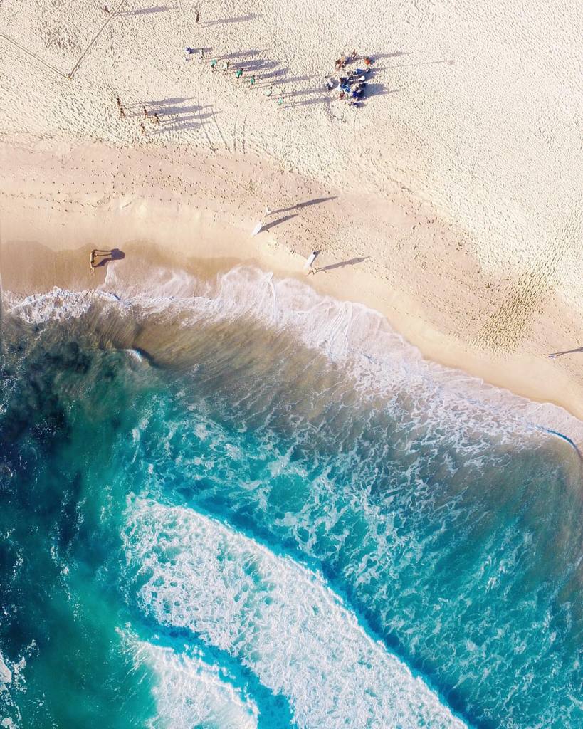 As praias da Austrália já estão entre as favoritas de muitos surfistas e turistas que visitam o país anualmente. Já que a beleza da orla australiana é indiscutível, o fotógrafo Gabriel Scanu decidiu fazer uma série fotográfica, mas com um ângulo diferente: de cima.  Usando um drone, no caso um DJI Phantom 3, ele começou a capturar imagens aéreas e começou a trabalhar na composição de suas imagens se aproveitando de texturas interessantes do terreno australiano.  