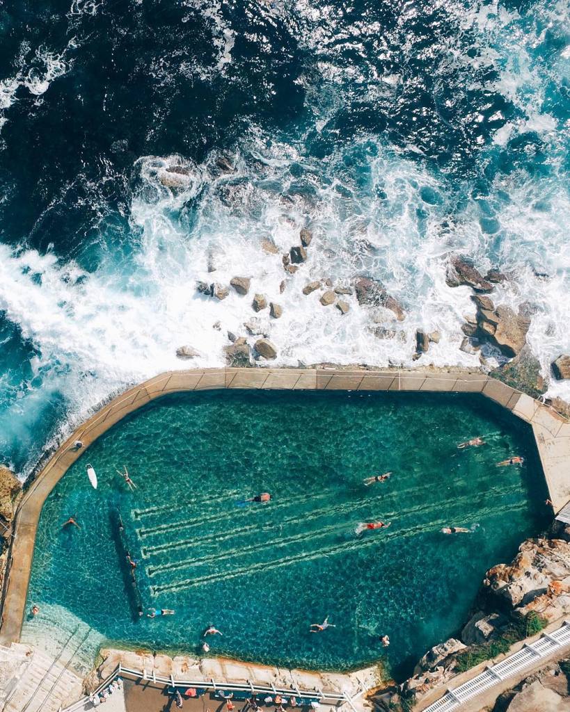 As praias da Austrália já estão entre as favoritas de muitos surfistas e turistas que visitam o país anualmente. Já que a beleza da orla australiana é indiscutível, o fotógrafo Gabriel Scanu decidiu fazer uma série fotográfica, mas com um ângulo diferente: de cima.  Usando um drone, no caso um DJI Phantom 3, ele começou a capturar imagens aéreas e começou a trabalhar na composição de suas imagens se aproveitando de texturas interessantes do terreno australiano.  