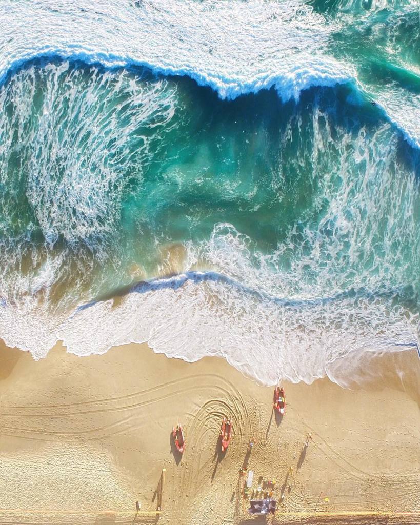 As praias da Austrália já estão entre as favoritas de muitos surfistas e turistas que visitam o país anualmente. Já que a beleza da orla australiana é indiscutível, o fotógrafo Gabriel Scanu decidiu fazer uma série fotográfica, mas com um ângulo diferente: de cima. Usando um drone, no caso um DJI Phantom 3, ele começou a capturar imagens aéreas e começou a trabalhar na composição de suas imagens se aproveitando de texturas interessantes do terreno australiano.
