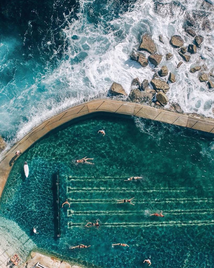 As praias da Austrália já estão entre as favoritas de muitos surfistas e turistas que visitam o país anualmente. Já que a beleza da orla australiana é indiscutível, o fotógrafo Gabriel Scanu decidiu fazer uma série fotográfica, mas com um ângulo diferente: de cima. Usando um drone, no caso um DJI Phantom 3, ele começou a capturar imagens aéreas e começou a trabalhar na composição de suas imagens se aproveitando de texturas interessantes do terreno australiano.