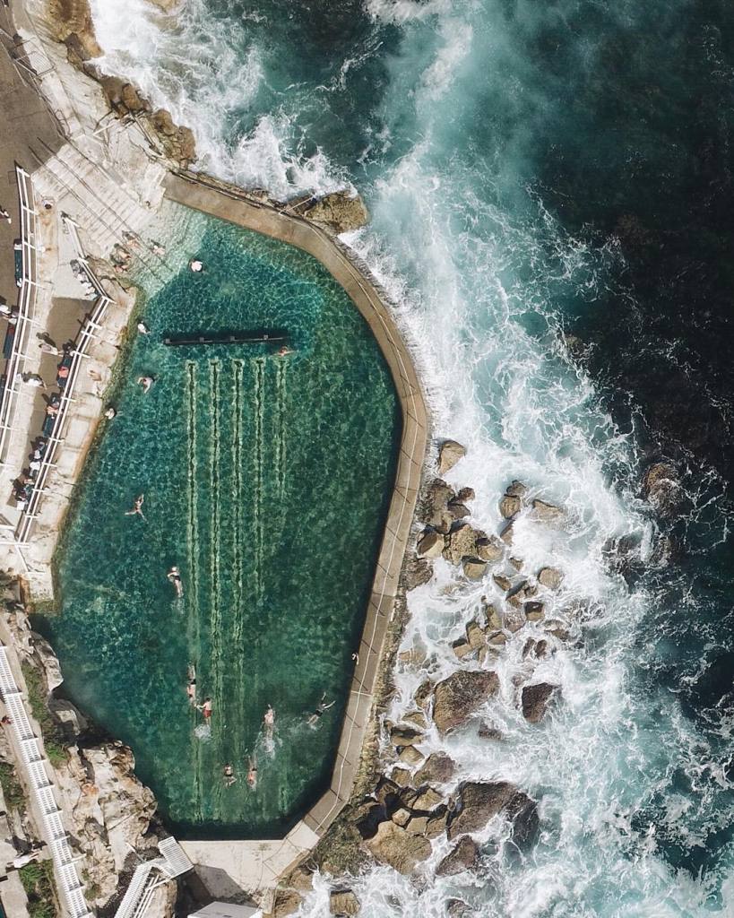 As praias da Austrália já estão entre as favoritas de muitos surfistas e turistas que visitam o país anualmente. Já que a beleza da orla australiana é indiscutível, o fotógrafo Gabriel Scanu decidiu fazer uma série fotográfica, mas com um ângulo diferente: de cima. Usando um drone, no caso um DJI Phantom 3, ele começou a capturar imagens aéreas e começou a trabalhar na composição de suas imagens se aproveitando de texturas interessantes do terreno australiano.