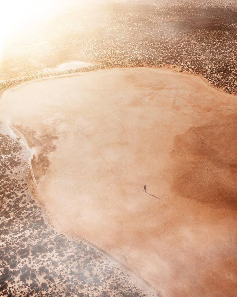 As praias da Austrália já estão entre as favoritas de muitos surfistas e turistas que visitam o país anualmente. Já que a beleza da orla australiana é indiscutível, o fotógrafo Gabriel Scanu decidiu fazer uma série fotográfica, mas com um ângulo diferente: de cima. Usando um drone, no caso um DJI Phantom 3, ele começou a capturar imagens aéreas e começou a trabalhar na composição de suas imagens se aproveitando de texturas interessantes do terreno australiano.