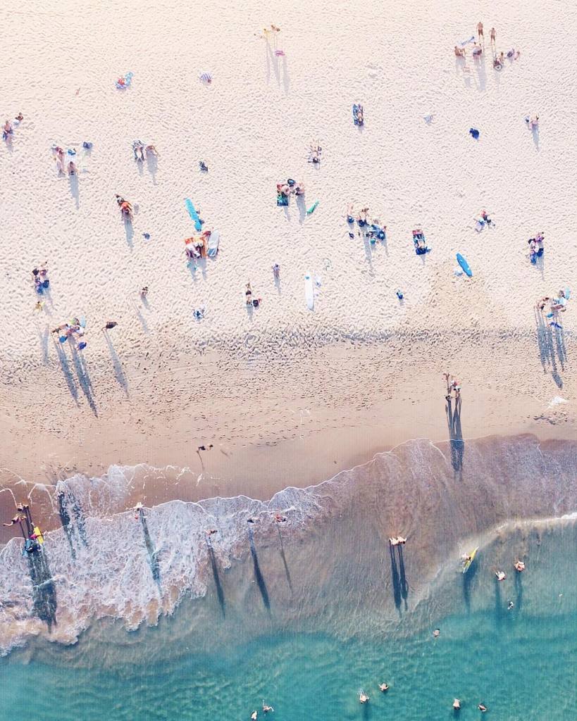 As praias da Austrália já estão entre as favoritas de muitos surfistas e turistas que visitam o país anualmente. Já que a beleza da orla australiana é indiscutível, o fotógrafo Gabriel Scanu decidiu fazer uma série fotográfica, mas com um ângulo diferente: de cima. Usando um drone, no caso um DJI Phantom 3, ele começou a capturar imagens aéreas e começou a trabalhar na composição de suas imagens se aproveitando de texturas interessantes do terreno australiano.