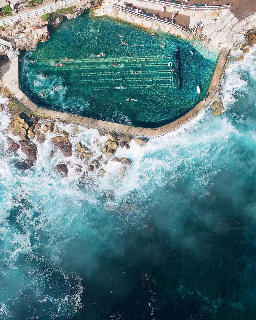 As praias da Austrália já estão entre as favoritas de muitos surfistas e turistas que visitam o país anualmente. Já que a beleza da orla australiana é indiscutível, o fotógrafo Gabriel Scanu decidiu fazer uma série fotográfica, mas com um ângulo diferente: de cima. Usando um drone, no caso um DJI Phantom 3, ele começou a capturar imagens aéreas e começou a trabalhar na composição de suas imagens se aproveitando de texturas interessantes do terreno australiano.