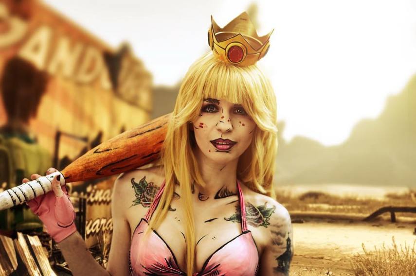 Alguns cosplayers curtem reproduzir figurinos de seus personagens com perfeição, enquanto outros preferem recriar algumas fantasias para surgir com algo novo. A cosplayer Helena Steele está no segundo caso com sua versão incrível da Princesa Peach, do game Super Mario. 