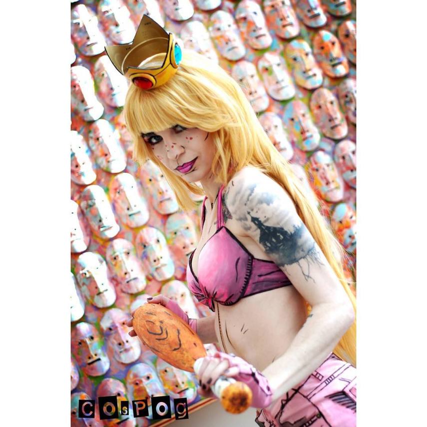 Alguns cosplayers curtem reproduzir figurinos de seus personagens com perfeição, enquanto outros preferem recriar algumas fantasias para surgir com algo novo. A cosplayer Helena Steele está no segundo caso com sua versão incrível da Princesa Peach, do game Super Mario. 