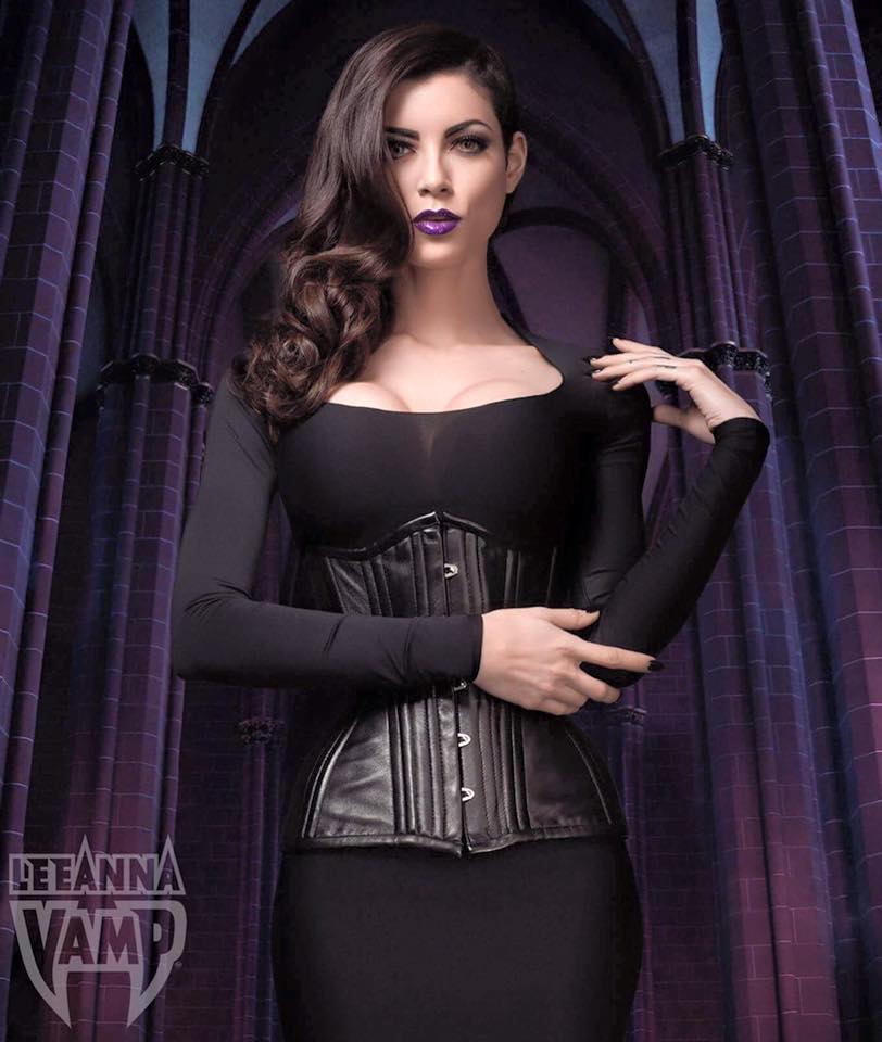 São 240 mil seguidores no Instagram e quase 1 milhão de likes no Facebook de LeeAnna Vamp. Fã das histórias de vampiros, a modelo tem ganhado cada vez mais fãs nas redes sociais e convites para participar de conferências e eventos geek.