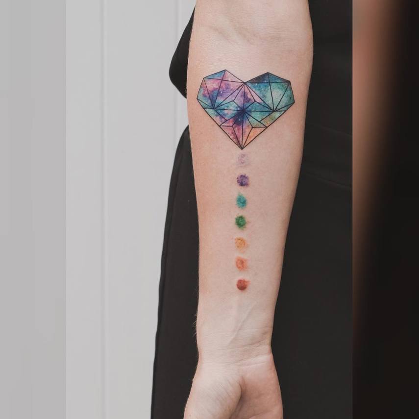 Quem diria que suas aulas de geometria no colégio poderiam te ajudar em uma tatuagem? Jasper Andres, um tatuador da Nova Zelândia, tem usado linhas restas e formas geométricas para dar um toque extra nas tatuagens em que faz em seus clientes, misturando elementos naturais com cores e formas.