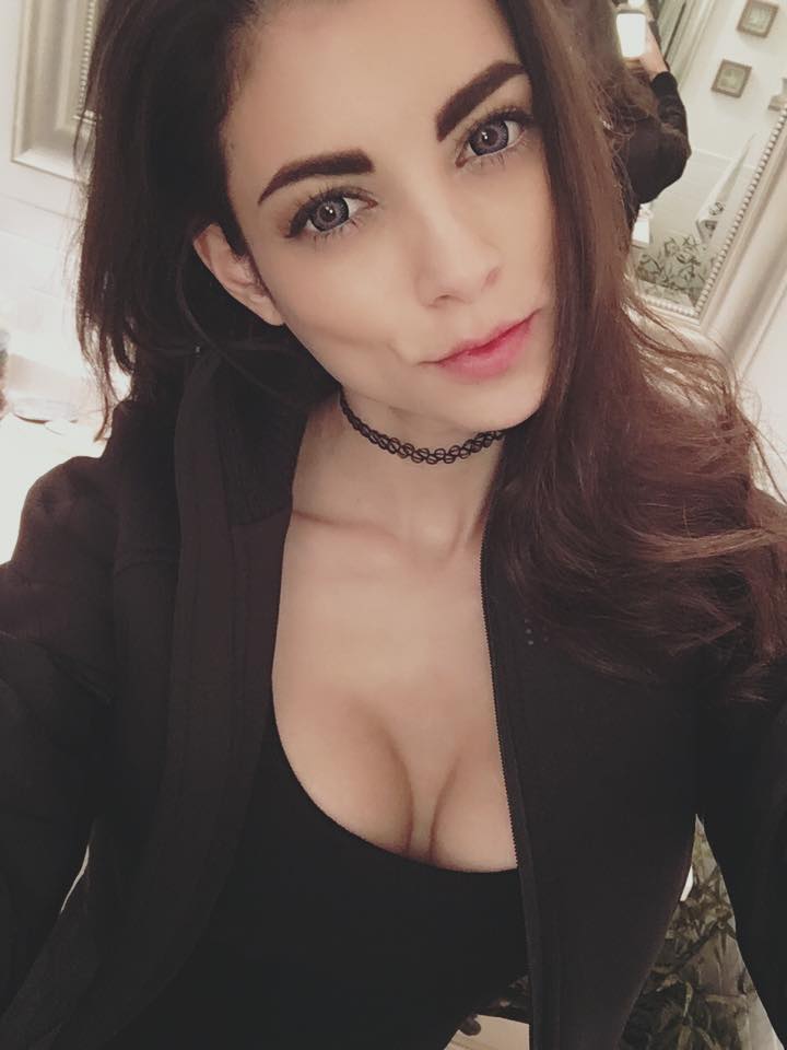 São 240 mil seguidores no Instagram e quase 1 milhão de likes no Facebook de LeeAnna Vamp. Fã das histórias de vampiros, a modelo tem ganhado cada vez mais fãs nas redes sociais e convites para participar de conferências e eventos geek.  