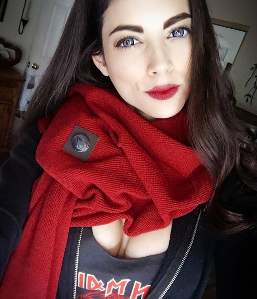 São 240 mil seguidores no Instagram e quase 1 milhão de likes no Facebook de LeeAnna Vamp. Fã das histórias de vampiros, a modelo tem ganhado cada vez mais fãs nas redes sociais e convites para participar de conferências e eventos geek.  