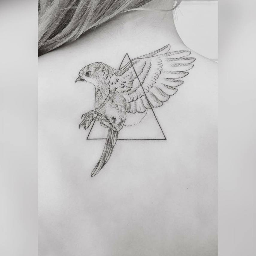 Quem diria que suas aulas de geometria no colégio poderiam te ajudar em uma tatuagem? Jasper Andres, um tatuador da Nova Zelândia, tem usado linhas restas e formas geométricas para dar um toque extra nas tatuagens em que faz em seus clientes, misturando elementos naturais com cores e formas.