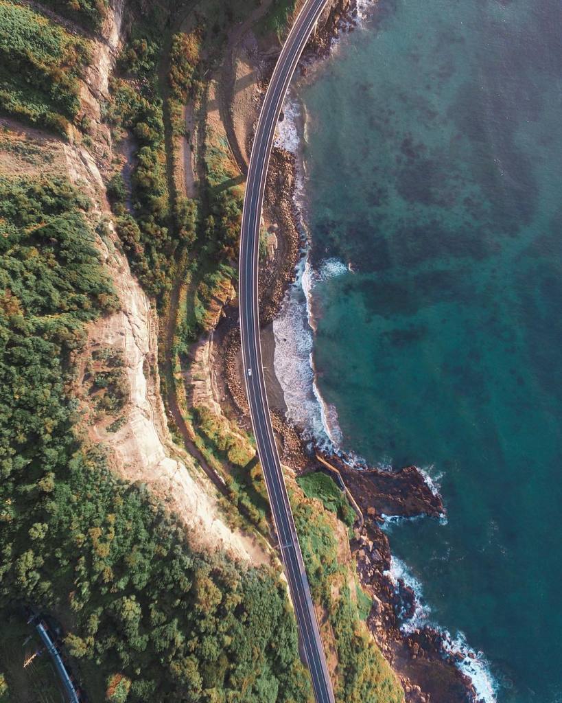 As praias da Austrália já estão entre as favoritas de muitos surfistas e turistas que visitam o país anualmente. Já que a beleza da orla australiana é indiscutível, o fotógrafo Gabriel Scanu decidiu fazer uma série fotográfica, mas com um ângulo diferente: de cima. Usando um drone, no caso um DJI Phantom 3, ele começou a capturar imagens aéreas e começou a trabalhar na composição de suas imagens se aproveitando de texturas interessantes do terreno australiano.