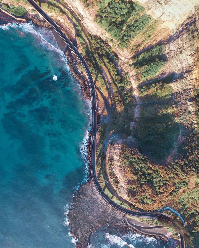 As praias da Austrália já estão entre as favoritas de muitos surfistas e turistas que visitam o país anualmente. Já que a beleza da orla australiana é indiscutível, o fotógrafo Gabriel Scanu decidiu fazer uma série fotográfica, mas com um ângulo diferente: de cima. Usando um drone, no caso um DJI Phantom 3, ele começou a capturar imagens aéreas e começou a trabalhar na composição de suas imagens se aproveitando de texturas interessantes do terreno australiano.