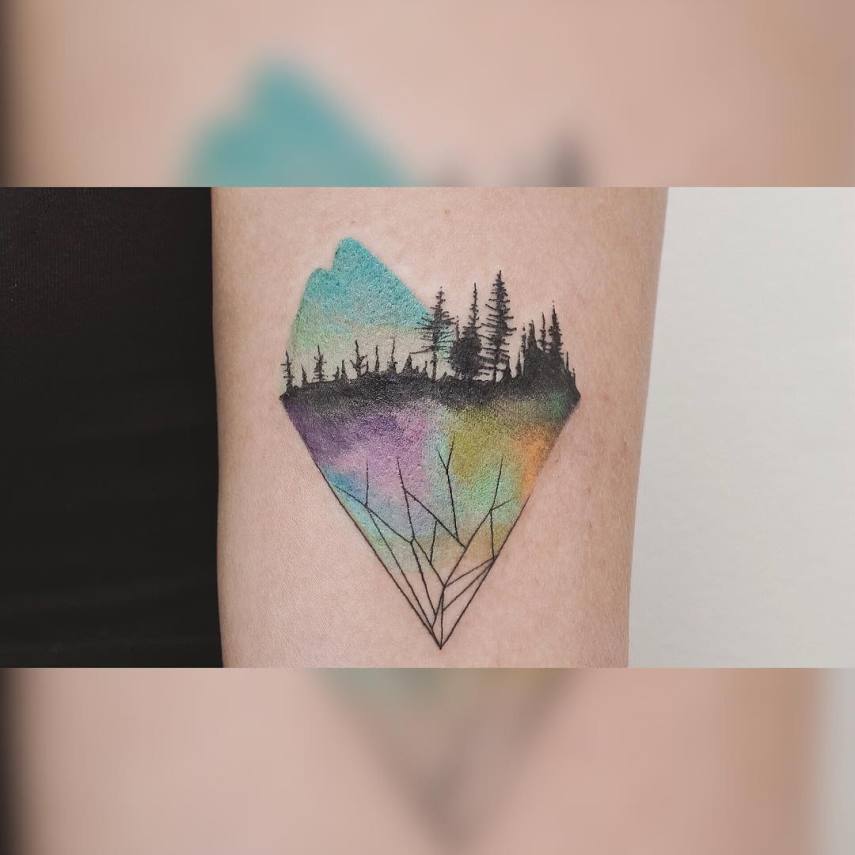 Quem diria que suas aulas de geometria no colégio poderiam te ajudar em uma tatuagem? Jasper Andres, um tatuador da Nova Zelândia, tem usado linhas restas e formas geométricas para dar um toque extra nas tatuagens em que faz em seus clientes, misturando elementos naturais com cores e formas.