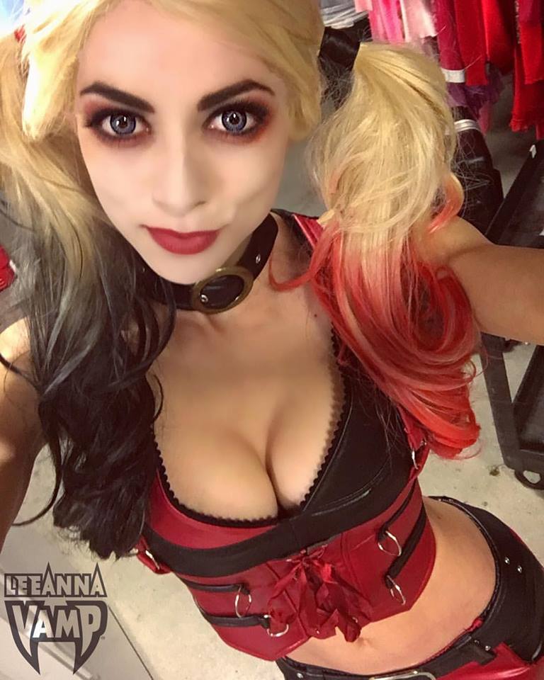 São 240 mil seguidores no Instagram e quase 1 milhão de likes no Facebook de LeeAnna Vamp. Fã das histórias de vampiros, a modelo tem ganhado cada vez mais fãs nas redes sociais e convites para participar de conferências e eventos geek.  