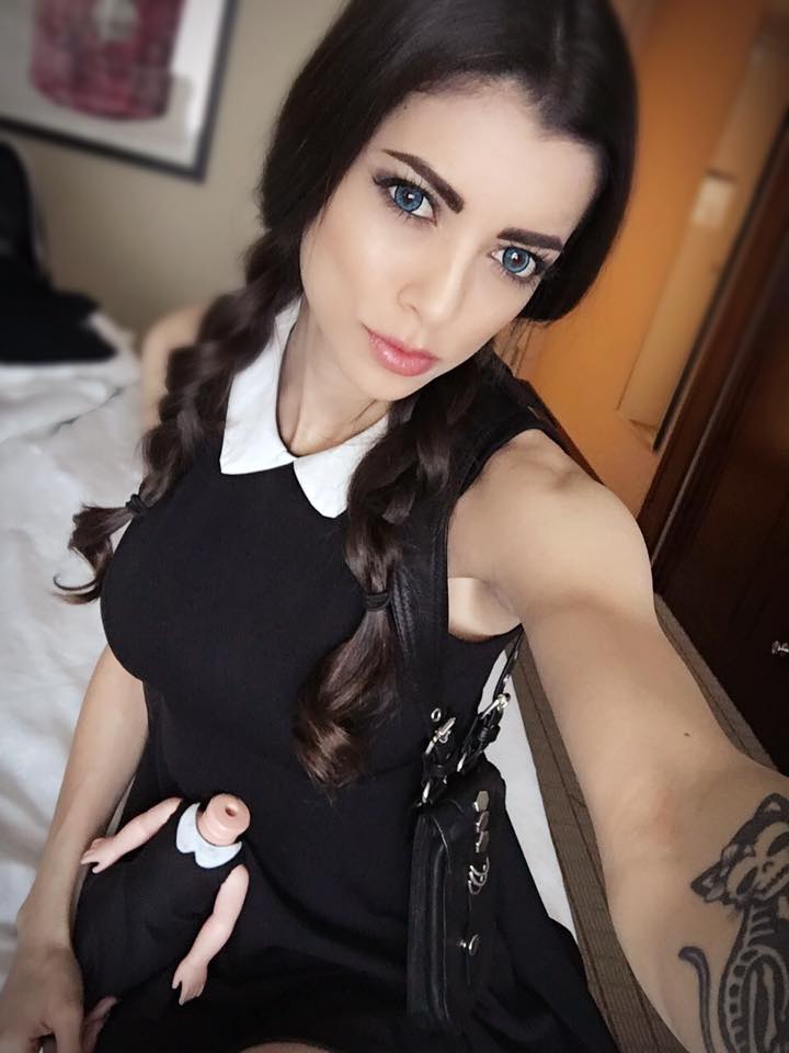 São 240 mil seguidores no Instagram e quase 1 milhão de likes no Facebook de LeeAnna Vamp. Fã das histórias de vampiros, a modelo tem ganhado cada vez mais fãs nas redes sociais e convites para participar de conferências e eventos geek.  