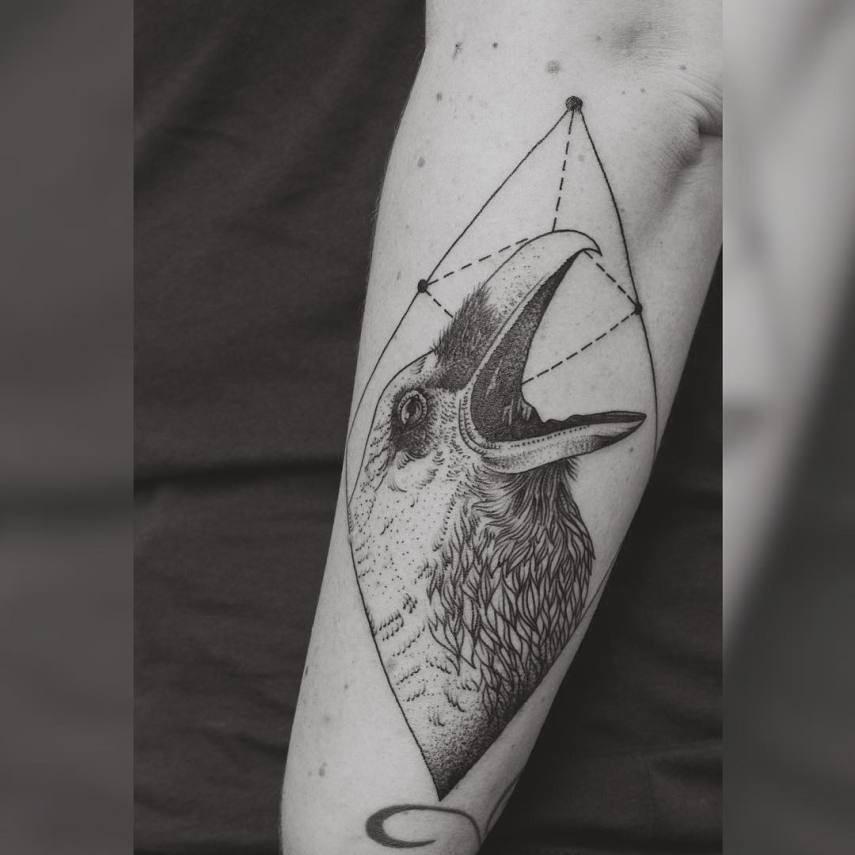 Quem diria que suas aulas de geometria no colégio poderiam te ajudar em uma tatuagem? Jasper Andres, um tatuador da Nova Zelândia, tem usado linhas restas e formas geométricas para dar um toque extra nas tatuagens em que faz em seus clientes, misturando elementos naturais com cores e formas.