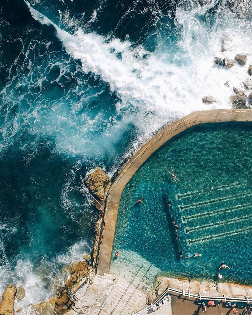 As praias da Austrália já estão entre as favoritas de muitos surfistas e turistas que visitam o país anualmente. Já que a beleza da orla australiana é indiscutível, o fotógrafo Gabriel Scanu decidiu fazer uma série fotográfica, mas com um ângulo diferente: de cima. Usando um drone, no caso um DJI Phantom 3, ele começou a capturar imagens aéreas e começou a trabalhar na composição de suas imagens se aproveitando de texturas interessantes do terreno australiano.