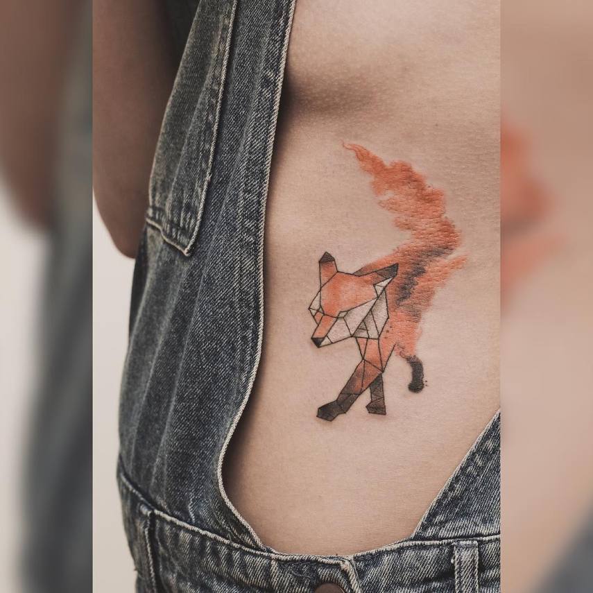 Quem diria que suas aulas de geometria no colégio poderiam te ajudar em uma tatuagem? Jasper Andres, um tatuador da Nova Zelândia, tem usado linhas restas e formas geométricas para dar um toque extra nas tatuagens em que faz em seus clientes, misturando elementos naturais com cores e formas.