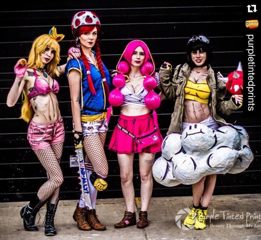 Alguns cosplayers curtem reproduzir figurinos de seus personagens com perfeição, enquanto outros preferem recriar algumas fantasias para surgir com algo novo. A cosplayer Helena Steele está no segundo caso com sua versão incrível da Princesa Peach, do game Super Mario. 