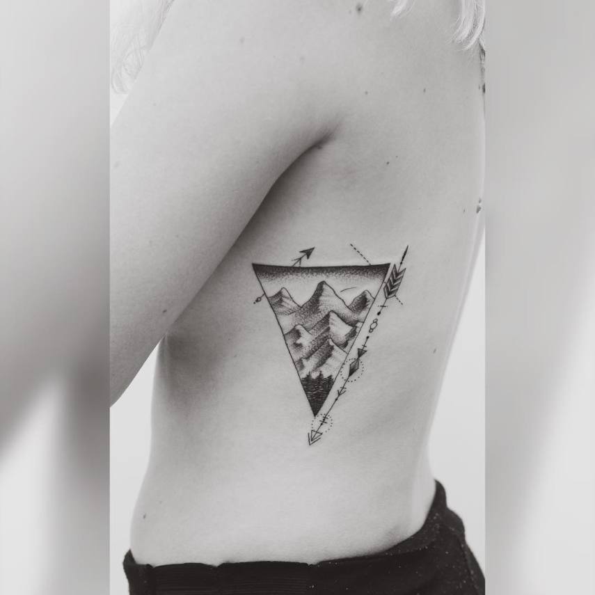 Quem diria que suas aulas de geometria no colégio poderiam te ajudar em uma tatuagem? Jasper Andres, um tatuador da Nova Zelândia, tem usado linhas restas e formas geométricas para dar um toque extra nas tatuagens em que faz em seus clientes, misturando elementos naturais com cores e formas.