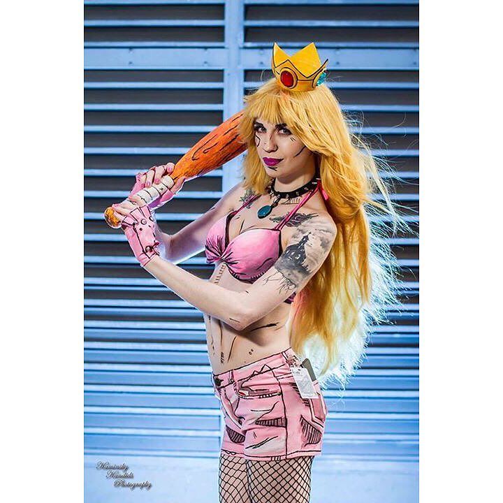 Alguns cosplayers curtem reproduzir figurinos de seus personagens com perfeição, enquanto outros preferem recriar algumas fantasias para surgir com algo novo. A cosplayer Helena Steele está no segundo caso com sua versão incrível da Princesa Peach, do game Super Mario. 