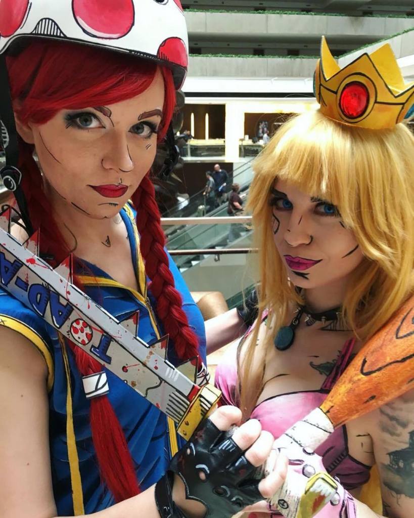 Alguns cosplayers curtem reproduzir figurinos de seus personagens com perfeição, enquanto outros preferem recriar algumas fantasias para surgir com algo novo. A cosplayer Helena Steele está no segundo caso com sua versão incrível da Princesa Peach, do game Super Mario. 