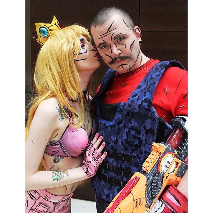 Alguns cosplayers curtem reproduzir figurinos de seus personagens com perfeição, enquanto outros preferem recriar algumas fantasias para surgir com algo novo. A cosplayer Helena Steele está no segundo caso com sua versão incrível da Princesa Peach, do game Super Mario. 