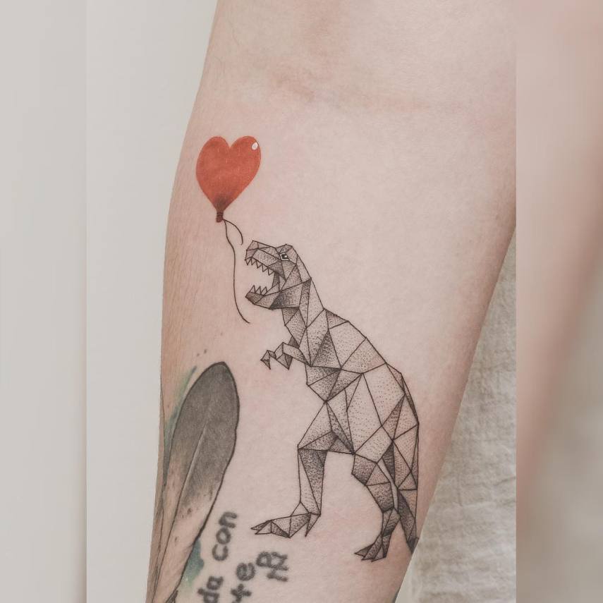 Quem diria que suas aulas de geometria no colégio poderiam te ajudar em uma tatuagem? Jasper Andres, um tatuador da Nova Zelândia, tem usado linhas restas e formas geométricas para dar um toque extra nas tatuagens em que faz em seus clientes, misturando elementos naturais com cores e formas.