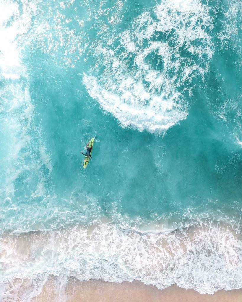 As praias da Austrália já estão entre as favoritas de muitos surfistas e turistas que visitam o país anualmente. Já que a beleza da orla australiana é indiscutível, o fotógrafo Gabriel Scanu decidiu fazer uma série fotográfica, mas com um ângulo diferente: de cima.  Usando um drone, no caso um DJI Phantom 3, ele começou a capturar imagens aéreas e começou a trabalhar na composição de suas imagens se aproveitando de texturas interessantes do terreno australiano.  
