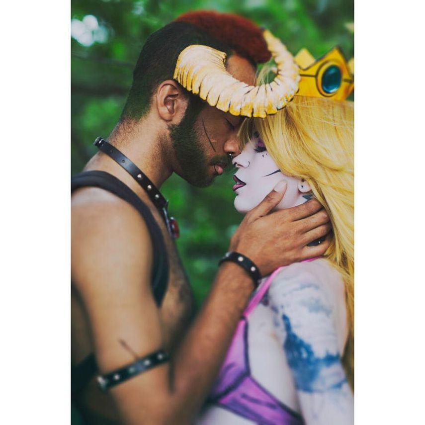 Alguns cosplayers curtem reproduzir figurinos de seus personagens com perfeição, enquanto outros preferem recriar algumas fantasias para surgir com algo novo. A cosplayer Helena Steele está no segundo caso com sua versão incrível da Princesa Peach, do game Super Mario. 