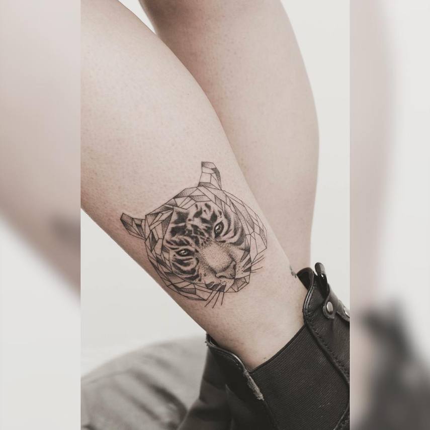 Quem diria que suas aulas de geometria no colégio poderiam te ajudar em uma tatuagem? Jasper Andres, um tatuador da Nova Zelândia, tem usado linhas restas e formas geométricas para dar um toque extra nas tatuagens em que faz em seus clientes, misturando elementos naturais com cores e formas.