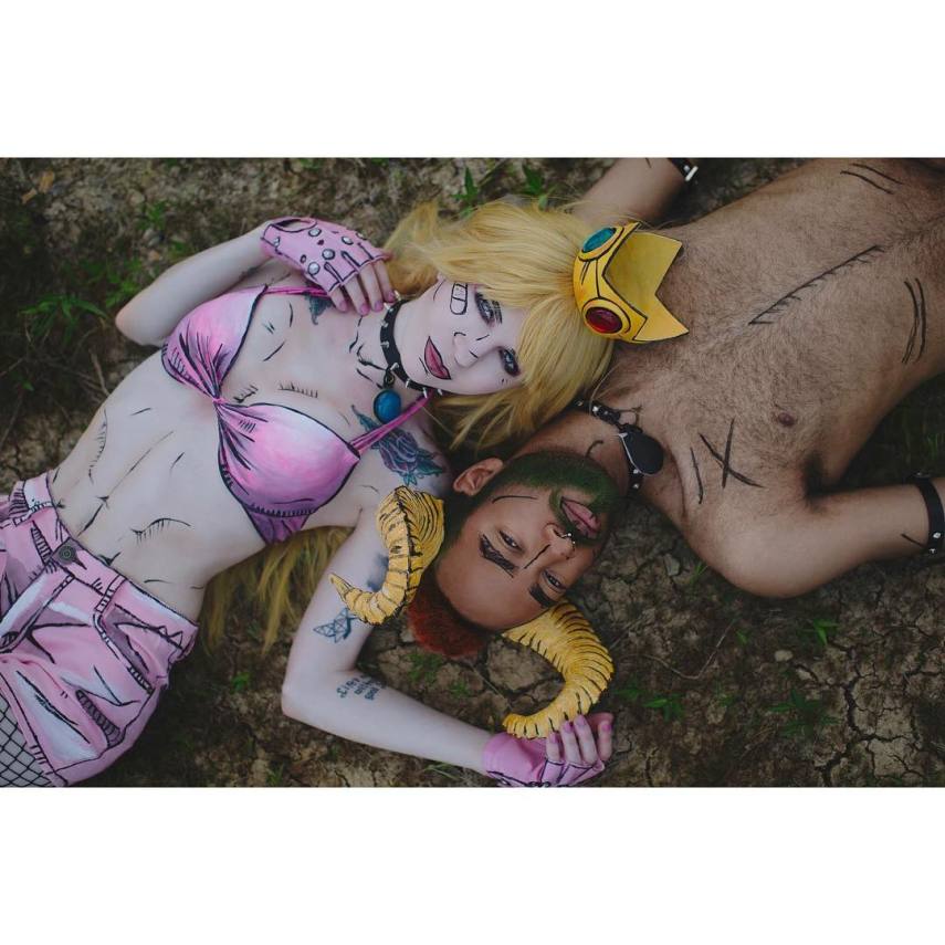 Alguns cosplayers curtem reproduzir figurinos de seus personagens com perfeição, enquanto outros preferem recriar algumas fantasias para surgir com algo novo. A cosplayer Helena Steele está no segundo caso com sua versão incrível da Princesa Peach, do game Super Mario. 