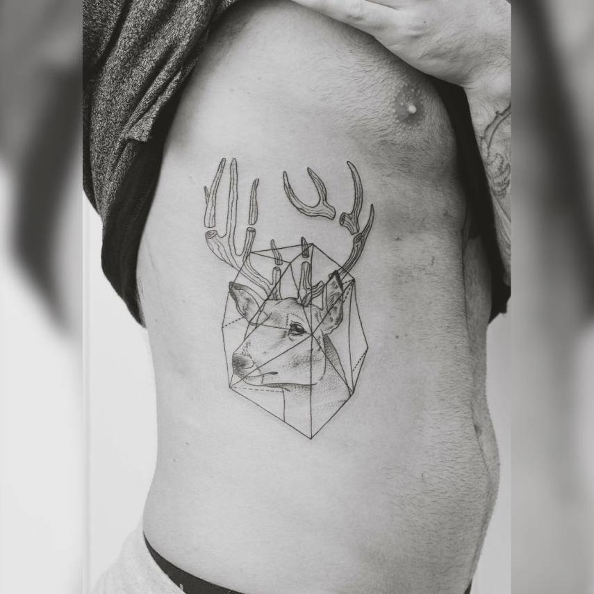 Quem diria que suas aulas de geometria no colégio poderiam te ajudar em uma tatuagem? Jasper Andres, um tatuador da Nova Zelândia, tem usado linhas restas e formas geométricas para dar um toque extra nas tatuagens em que faz em seus clientes, misturando elementos naturais com cores e formas.