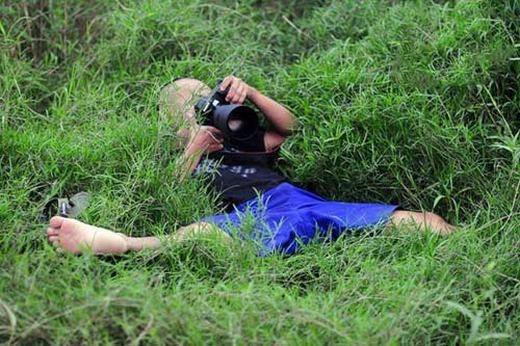 Para conseguir aquele enquadramento desejado na foto, às vezes você precisa de uma escada, um tripé para o flash ou até mesmo um drone para facilitar as coisas. No entanto, em várias situações você não poderá contar com este equipamento.  A fanpage tailandesa Thailand's We Share fez uma compilação de como os profissionais do país, principalmente fotógrafos de casamento, gostam de fazer contorcionismo atrás da composição desejada.