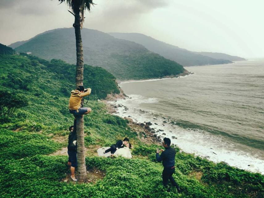 Para conseguir aquele enquadramento desejado na foto, às vezes você precisa de uma escada, um tripé para o flash ou até mesmo um drone para facilitar as coisas. No entanto, em várias situações você não poderá contar com este equipamento.  A fanpage tailandesa Thailand's We Share fez uma compilação de como os profissionais do país, principalmente fotógrafos de casamento, gostam de fazer contorcionismo atrás da composição desejada.