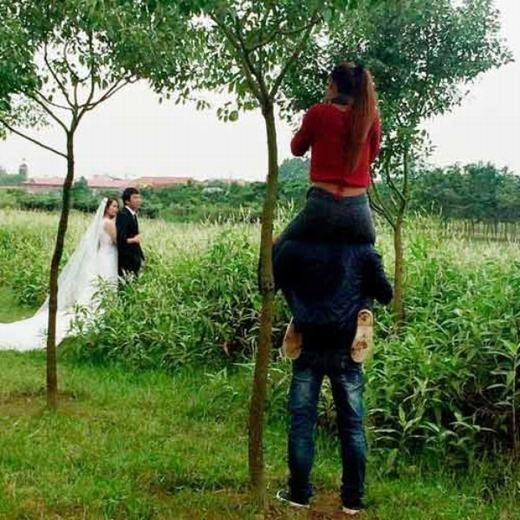 Para conseguir aquele enquadramento desejado na foto, às vezes você precisa de uma escada, um tripé para o flash ou até mesmo um drone para facilitar as coisas. No entanto, em várias situações você não poderá contar com este equipamento.  A fanpage tailandesa Thailand's We Share fez uma compilação de como os profissionais do país, principalmente fotógrafos de casamento, gostam de fazer contorcionismo atrás da composição desejada.