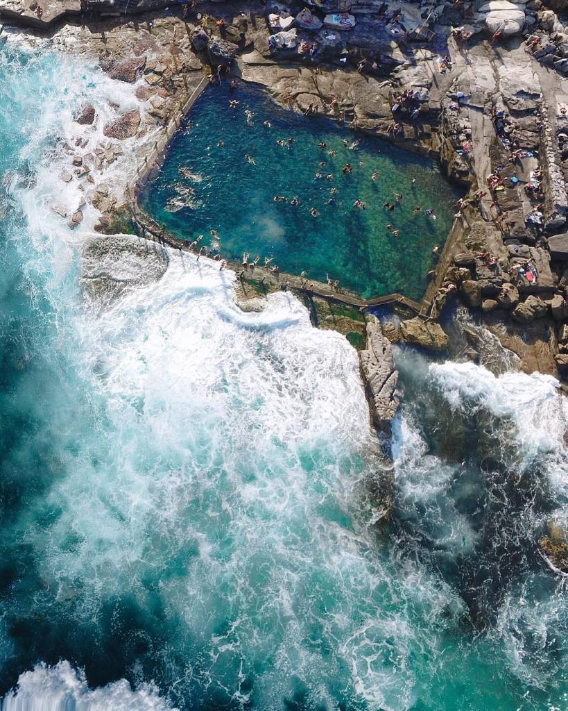 As praias da Austrália já estão entre as favoritas de muitos surfistas e turistas que visitam o país anualmente. Já que a beleza da orla australiana é indiscutível, o fotógrafo Gabriel Scanu decidiu fazer uma série fotográfica, mas com um ângulo diferente: de cima. Usando um drone, no caso um DJI Phantom 3, ele começou a capturar imagens aéreas e começou a trabalhar na composição de suas imagens se aproveitando de texturas interessantes do terreno australiano.