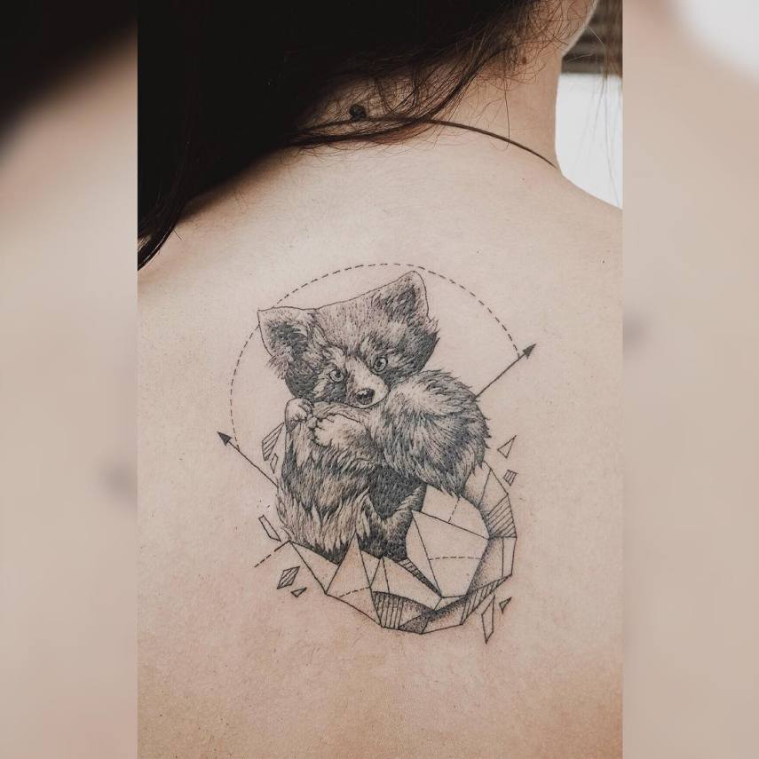 Quem diria que suas aulas de geometria no colégio poderiam te ajudar em uma tatuagem? Jasper Andres, um tatuador da Nova Zelândia, tem usado linhas restas e formas geométricas para dar um toque extra nas tatuagens em que faz em seus clientes, misturando elementos naturais com cores e formas.