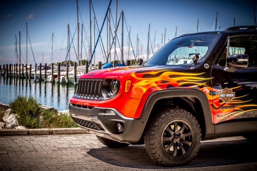 Esse não é um Jeep Renegade qualquer. Apelidado de Hell's Revenge, esse modelo foi customizado pela GIC - Garage Italia Customs. Feito a pedido da marca americana, o modelo customizado foi apresentado para a 25ª edição do European HOG Rally, realizado em Portoroz, na Eslovênia, pela Harley-Davidson.  Levando um tema clássico das motos Harley, as chamas pintadas em sua lateral, o SUV ganhou pintura especial também na parte interna em todo o seu painel com o tema vermelho, além de um estofamento em couro e jeans.  O evento aconteceu entre os dias 16 e 19 desse mês.