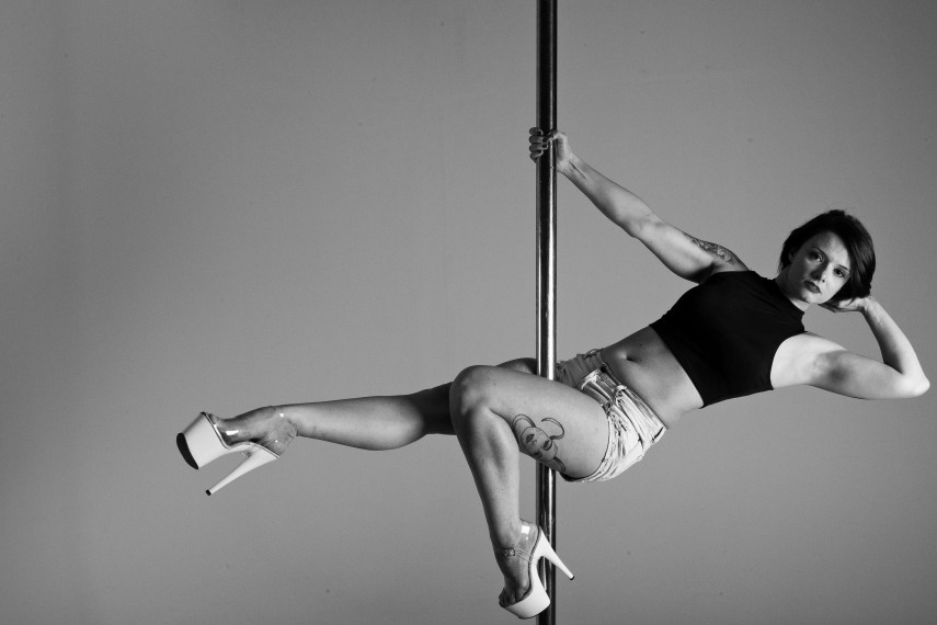 O fotógrafo Léo Pinheiro recebeu a equipe do Studio Metrópole, especializada em pole dance, para um ensaio artístico no C41 Studio, em São Paulo. Nas imagens cedidas ao Virgula,  as imagens mostram os professores da academia exibindo sua força e técnica no pole dance, que mistura arte e esporte.  Participaram também do ensaio Julio Peixoto, bicampeão brasileiro de pole dance, e Renato Siqueira, atual campeão nacional na modalidade.