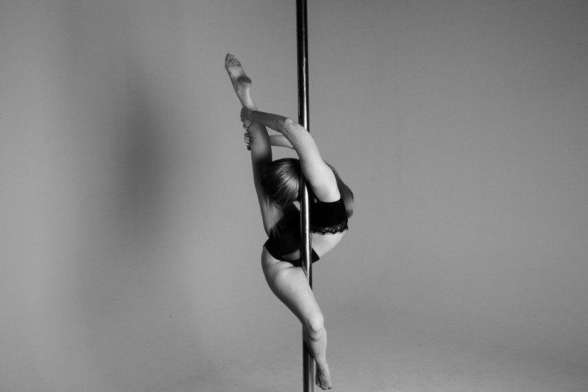 O fotógrafo Léo Pinheiro recebeu a equipe do Studio Metrópole, especializada em pole dance, para um ensaio artístico no C41 Studio, em São Paulo. Nas imagens cedidas ao Virgula,  as imagens mostram os professores da academia exibindo sua força e técnica no pole dance, que mistura arte e esporte.  Participaram também do ensaio Julio Peixoto, bicampeão brasileiro de pole dance, e Renato Siqueira, atual campeão nacional na modalidade.