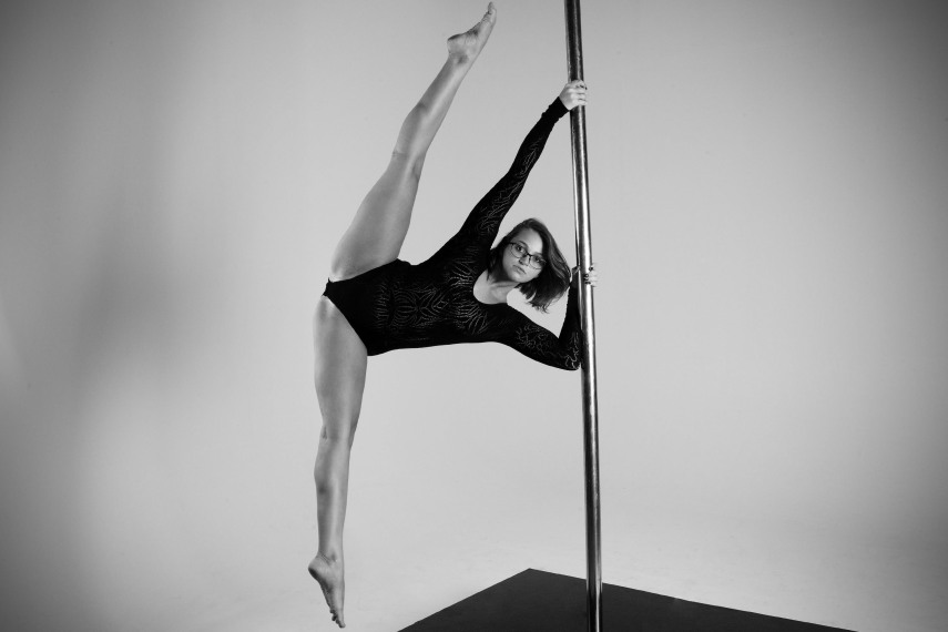 O fotógrafo Léo Pinheiro recebeu a equipe do Studio Metrópole, especializada em pole dance, para um ensaio artístico no C41 Studio, em São Paulo. Nas imagens cedidas ao Virgula,  as imagens mostram os professores da academia exibindo sua força e técnica no pole dance, que mistura arte e esporte.  Participaram também do ensaio Julio Peixoto, bicampeão brasileiro de pole dance, e Renato Siqueira, atual campeão nacional na modalidade.