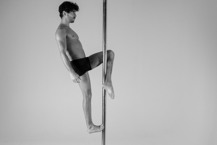 O fotógrafo Léo Pinheiro recebeu a equipe do Studio Metrópole, especializada em pole dance, para um ensaio artístico no C41 Studio, em São Paulo. Nas imagens cedidas ao Virgula,  as imagens mostram os professores da academia exibindo sua força e técnica no pole dance, que mistura arte e esporte.  Participaram também do ensaio Julio Peixoto, bicampeão brasileiro de pole dance, e Renato Siqueira, atual campeão nacional na modalidade.