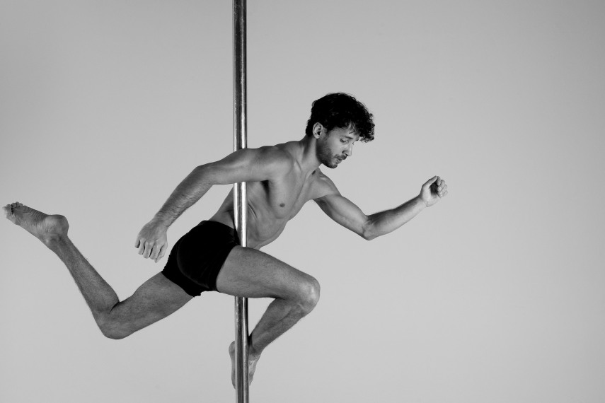 O fotógrafo Léo Pinheiro recebeu a equipe do Studio Metrópole, especializada em pole dance, para um ensaio artístico no C41 Studio, em São Paulo. Nas imagens cedidas ao Virgula,  as imagens mostram os professores da academia exibindo sua força e técnica no pole dance, que mistura arte e esporte.  Participaram também do ensaio Julio Peixoto, bicampeão brasileiro de pole dance, e Renato Siqueira, atual campeão nacional na modalidade.