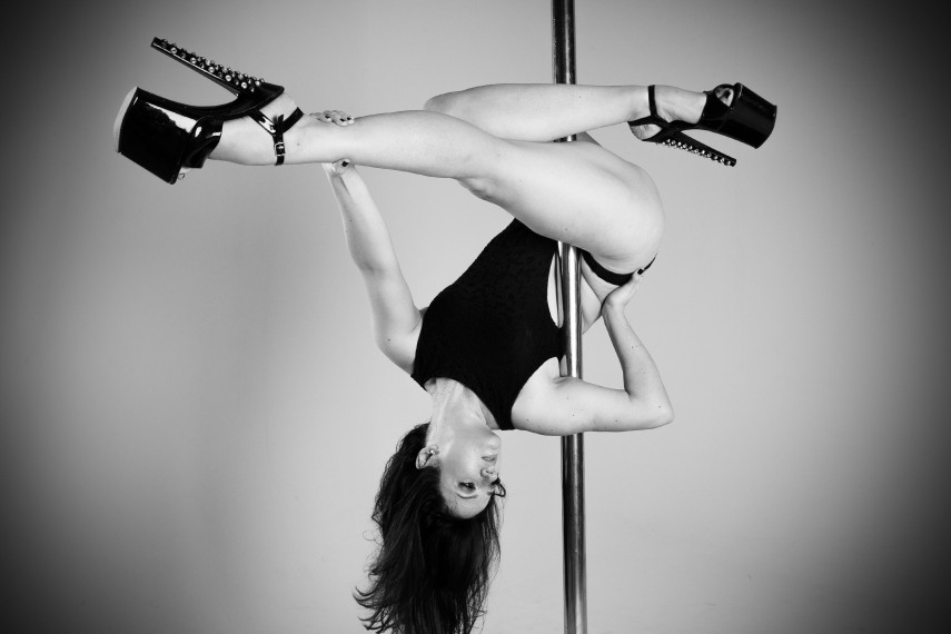 O fotógrafo Léo Pinheiro recebeu a equipe do Studio Metrópole, especializada em pole dance, para um ensaio artístico no C41 Studio, em São Paulo. Nas imagens cedidas ao Virgula,  as imagens mostram os professores da academia exibindo sua força e técnica no pole dance, que mistura arte e esporte.  Participaram também do ensaio Julio Peixoto, bicampeão brasileiro de pole dance, e Renato Siqueira, atual campeão nacional na modalidade.