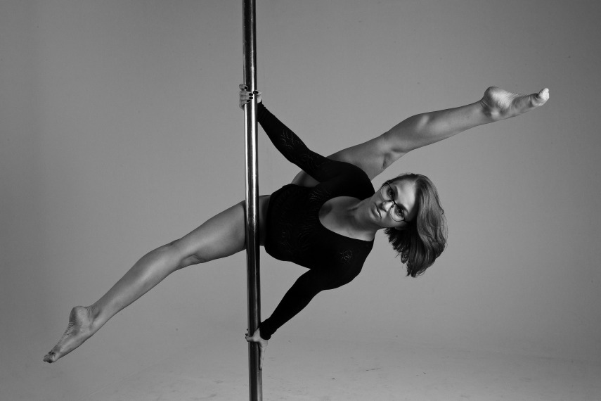 O fotógrafo Léo Pinheiro recebeu a equipe do Studio Metrópole, especializada em pole dance, para um ensaio artístico no C41 Studio, em São Paulo. Nas imagens cedidas ao Virgula,  as imagens mostram os professores da academia exibindo sua força e técnica no pole dance, que mistura arte e esporte.  Participaram também do ensaio Julio Peixoto, bicampeão brasileiro de pole dance, e Renato Siqueira, atual campeão nacional na modalidade.