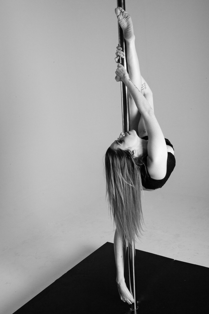 O fotógrafo Léo Pinheiro recebeu a equipe do Studio Metrópole, especializada em pole dance, para um ensaio artístico no C41 Studio, em São Paulo. Nas imagens cedidas ao Virgula,  as imagens mostram os professores da academia exibindo sua força e técnica no pole dance, que mistura arte e esporte.  Participaram também do ensaio Julio Peixoto, bicampeão brasileiro de pole dance, e Renato Siqueira, atual campeão nacional na modalidade.