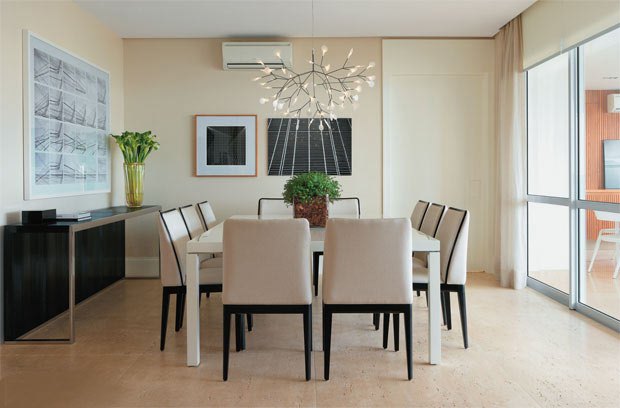 Em uma mesa de jantar, o tampo deve estar a 70 centímetros do lustre para não ofuscar os olhos ou causar aquecimento. Tamanhos grandes e formatos criativos são indicados.